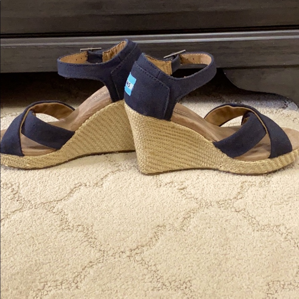Tom’s wedge espadrille